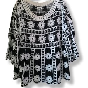 Kindred Size XL Crochet Embroidered Black & White Bell Sleeve Blouse